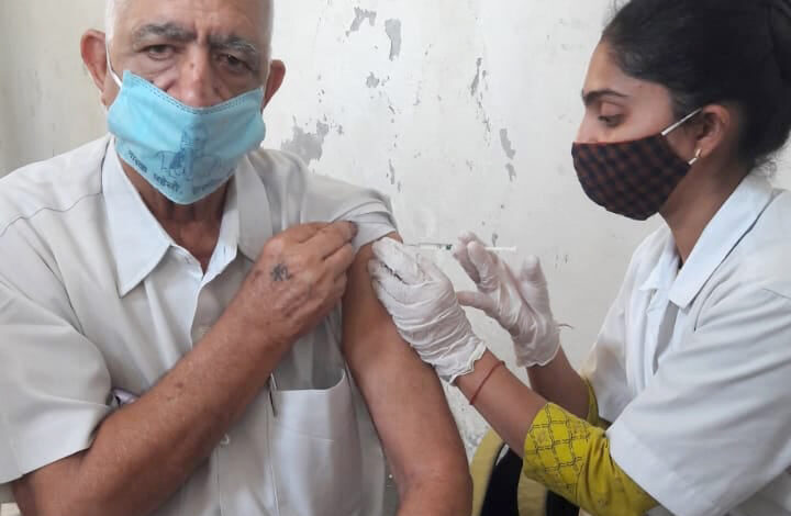 77-year-old Kailashbhai Chhabda, a comorbid patient, was vaccinated against corona