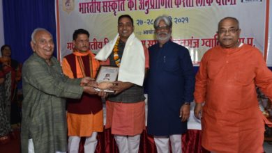 Narmad University Professor Dr. Bharat Thakor awarded 'Ahindi Bhashi Hindi Sahitya Sevi Puraskar' for the year 2020 in Madhya Pradesh