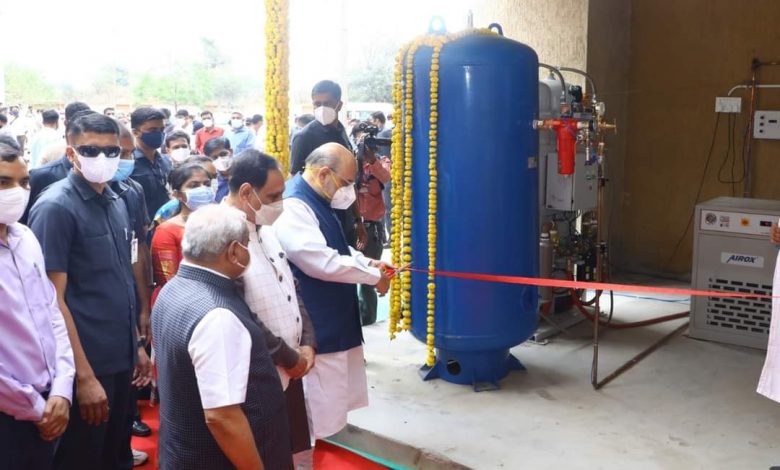 Union Home Minister Shri Amitabhai Shah inaugurating 280 liter PSA Oxygen Plant at Kolwada Ayurvedic Hospital