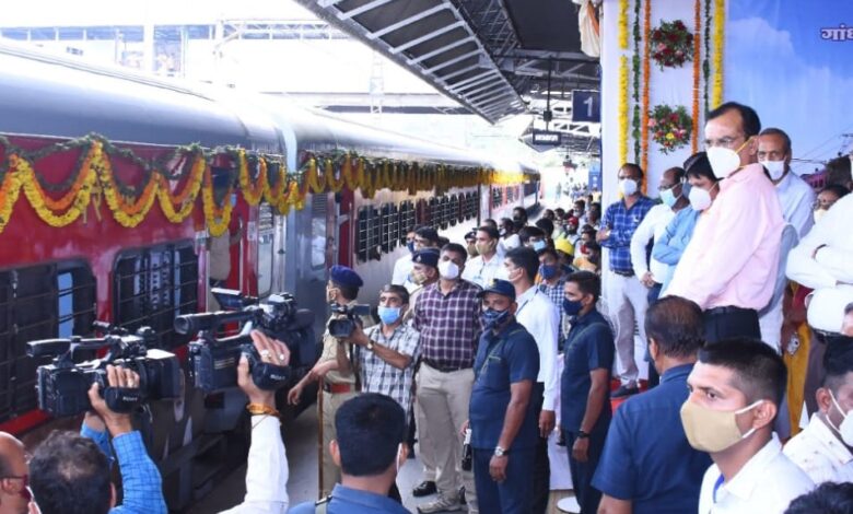 Minister of State for Home Affairs Shri Pradipsinh Jadeja welcomed the arrival of Varanasi Junction train from Gandhinagar Capital to Ahmedabad.