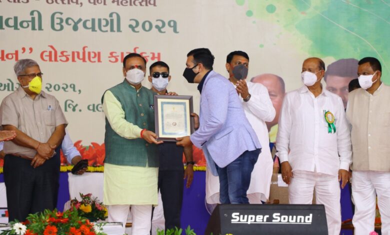 Surat's Green Man Viral Desai honored by Chief Minister Vijay Rupani