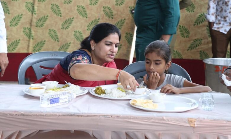Surat Mayor had a meal with the children who lost their parents during the Corona period