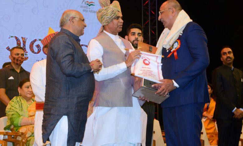 Nilesh Mandlewala the pioneer of organ donation activities in Gujarat was awarded the highest civilian honor by the Government of Gujarat.